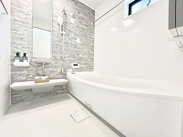 〜Bath Room〜　落ち着いた雰囲気の浴室で明日に向けてリフレッシュ。浴室乾燥機能も付いているので隣の洗濯機置き場で洗い上がった洗濯物を、雨の日も天気を気にせず乾燥させることも可能です。