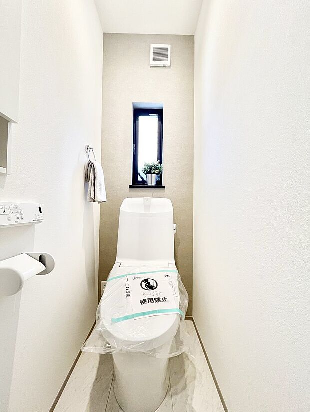 〜Toilet〜 綺麗・スッキリ・快適なウォシュレット付トイレでくつろげる空間です。1、2階共にトイレスペース!採光もあり明るく、快適空間となっております♪毎日使う場所だからこその配慮です!