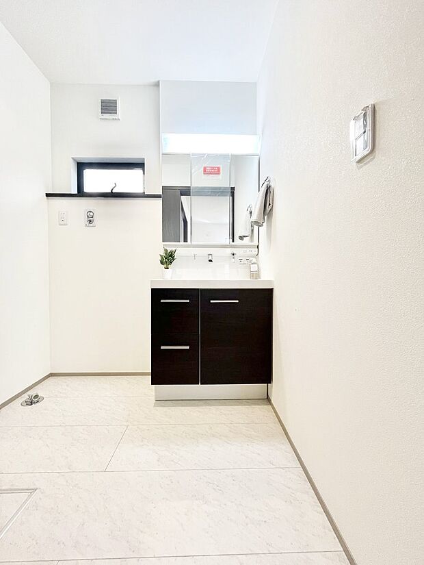 〜Dressing Room〜 暗くなりがちな洗面所も窓があると採光と換気が可能なので気持ちよくお使い頂けます。三面鏡タイプの洗面台は鏡裏収納で散らかりがちな洗面所もスッキリ♪