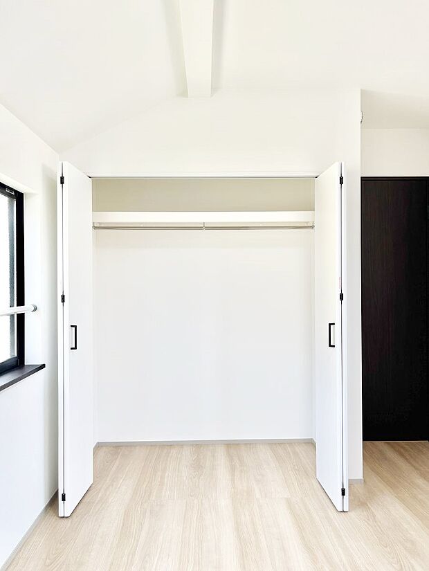 〜Closet〜 壁面クローゼットがあればタンスを置く必要がなく、出っ張りのないスッキリ空間を維持できます。限られたスペースを有効に活用できそう。季節の衣類や趣味の品などたっぷり収納出来ますね♪