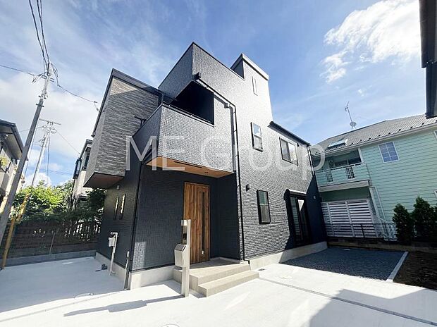 〜Exterior〜 閑静な住宅地で子育て家族にピッタリ。 毎日のお散歩も快適な緑に恵まれたエリアで、自然に包まれた穏やかな暮らしを実現するための、ゆとりある住環境が整っています。