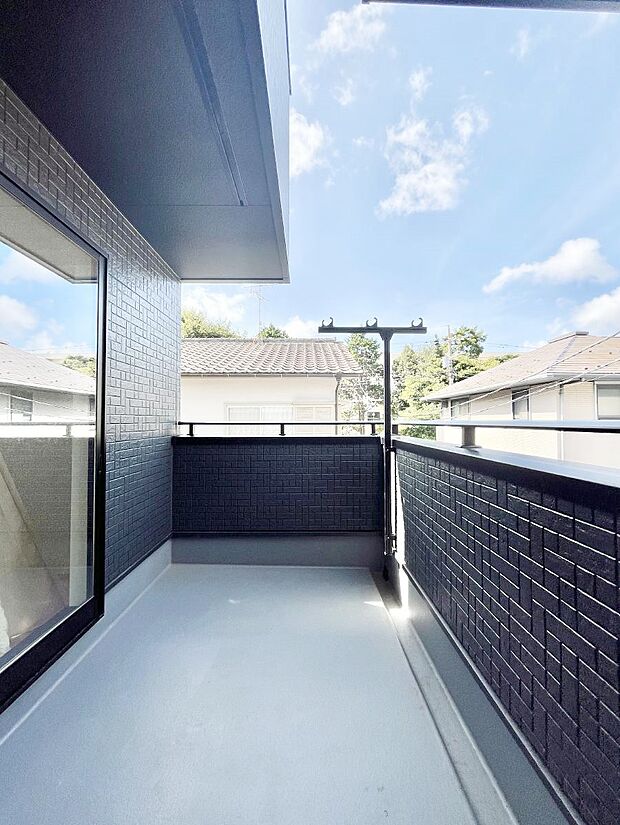 〜Balcony〜 バルコニーは温かい陽がさしこみ、お布団や洗濯物を気持ちよく干すことができます。 使いやすく開放的なバルコニーです♪陽ざしがたっぷり降り注ぐ、バルコニー付き住まい。