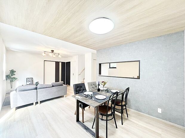 〜Living〜 家族の一体感を感じられる広々としたスペース。家族と過ごす時間を大切にする方にピッタリのゆとりの住空間です。お子様が走り回っても安心して見守れます。家族の笑い声が今にも目に浮かびます。