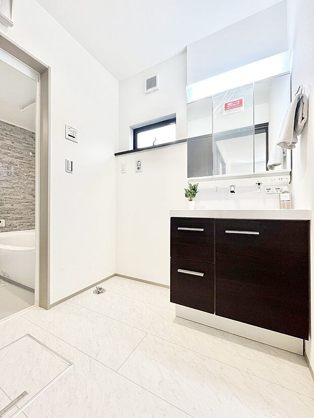 〜Dressing Room〜 十分な大きさの洗面台は収納もさる事ながら、身だしなみチェックや歯磨きなど、朝の慌ただしい時間でもホテルライクなスペースで余裕とゆとりを感じて頂けます。