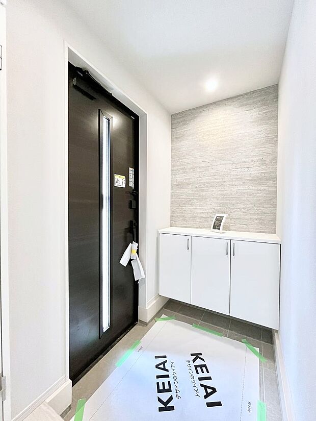 〜Entrance〜　玄関は、お客さんをお迎えする場であり、家族が出入りする場でもあるので「おうちの顔」とも呼ばれる重要な場所！すっきりと明るく、いつでもお客様をお出迎えできるような設計をしました！