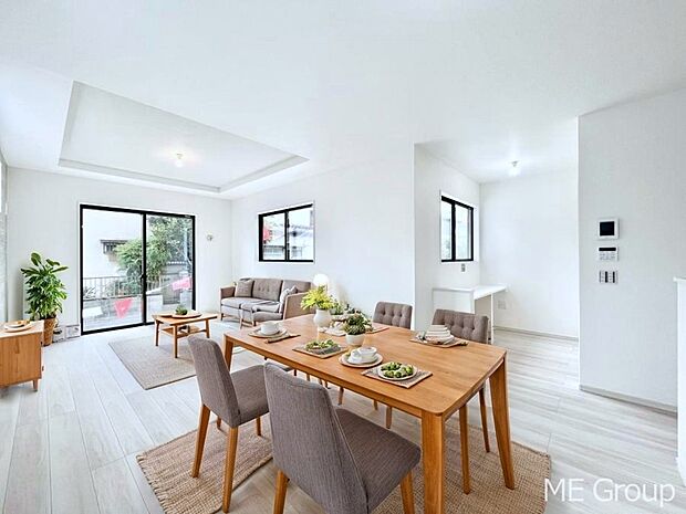 〜Living〜家族の会話や笑顔が行き交うリビングです。子供が走ってる姿を見ながら、大きなソファやダイニングテーブルでゆったり食事をしたりくつろぎたい♪そんな夢が叶えられる空間です！※家具はCGです