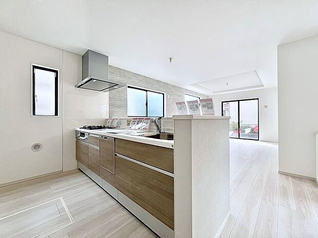 〜Kitchen〜　リビングが見渡せるカウンターキッチン。  料理をしながら家族とコミュニケーションをとれるだけでなく、大きな開放感も得ることができます。  お子様の成長も感じることができますね！