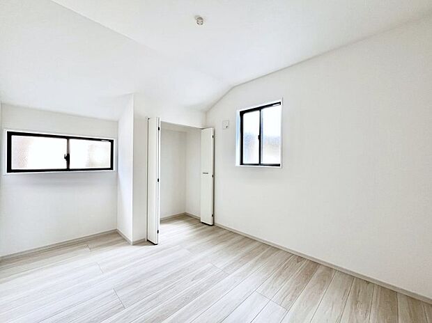 〜Bed Room〜　2面採光を確保した明るい室内は、風通しも良く、大変居心地の良い空間となっております。爽やかな風を感じて起きる朝は、快適生活の始まりに！日当たりや通風がとても良い住まい♪