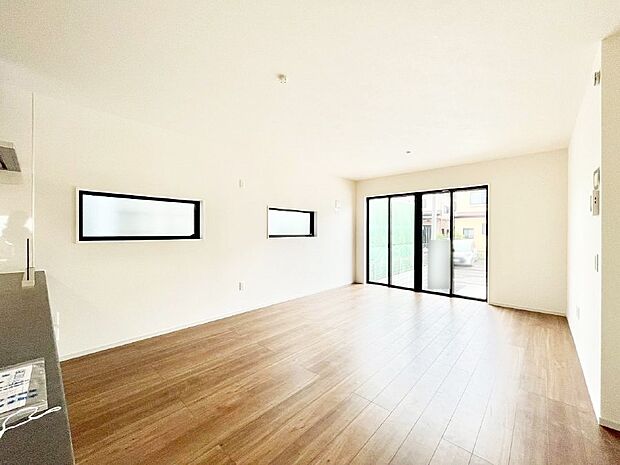 ◆2号棟◆〜Living〜  豊かな陽光がこの場所を照らしだす。  光溢れるこの空間はみんなの笑顔が集う場所、時を忘れ、つきることのないたわいもない会話を楽しむ時間、たくさんの思いが綴られる場所。