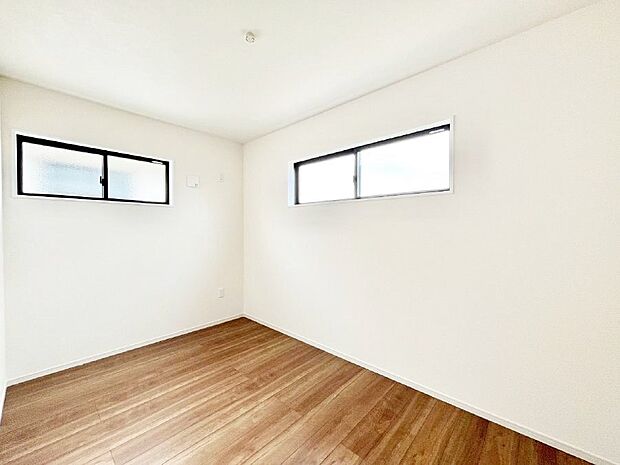 ◆2号棟◆〜Bed Room〜　2面採光を確保した明るい室内は、風通しも良く、大変居心地の良い空間となっております。爽やかな風を感じて起きる朝は、快適生活の始まりに！日当たりや通風がとても良い住まい♪