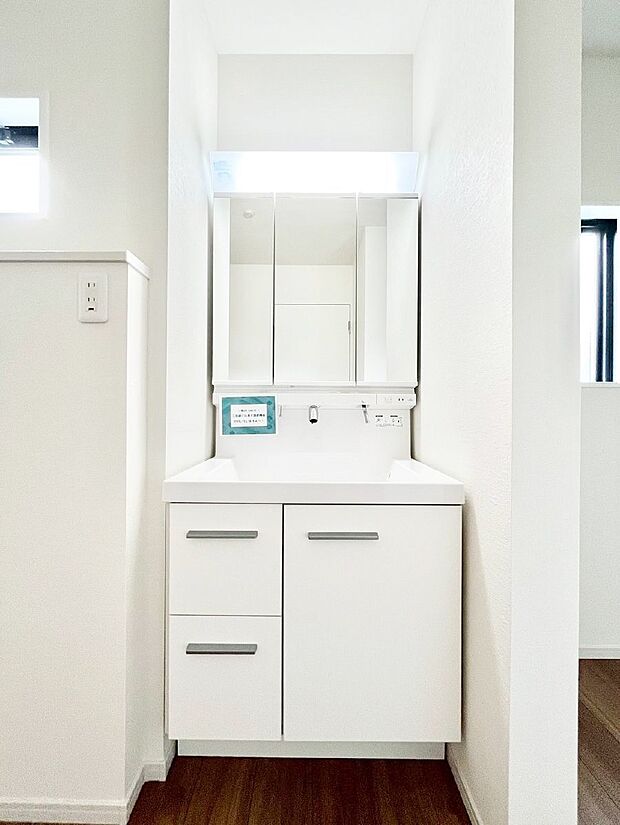 ◆2号棟◆〜Dressing Room〜  清潔感溢れる色合いで統一されていると、スッキリと整った印象をうけます。  鏡の裏にはたっぷりと収納スペースを標準装備！  