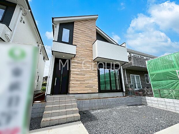 ◆2号棟◆〜Exterior〜  閑静な住宅地で子育て家族にピッタリ。  毎日のお散歩も快適な緑に恵まれたエリアで、自然に包まれた穏やかな暮らしを実現するための、ゆとりある住環境が整っています。