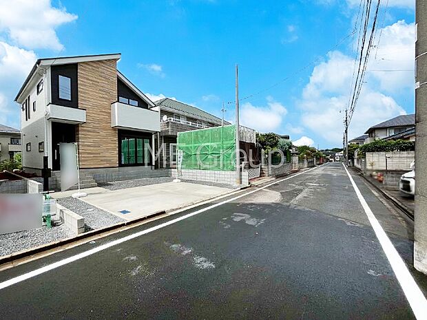 前面道路：南東 6m 公道 前面道路は閑静な住宅地をはしる車通りの少ない道路。 駐車の出し入れもらくらくです！ご不明点・現地見学のご希望は、お気軽にお問い合わせください！
