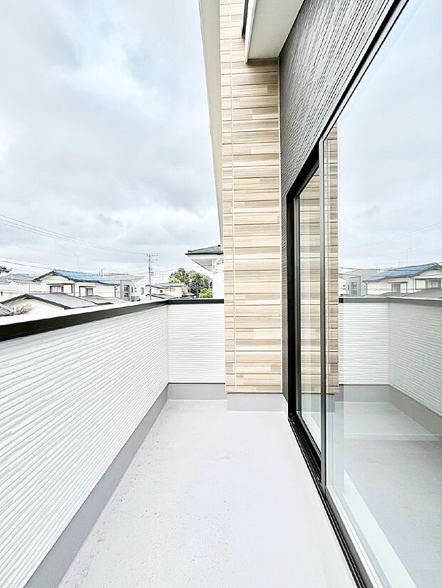 ◆2号棟◆〜Balcony〜  バルコニーは温かい陽がさしこみ、お布団や洗濯物を気持ちよく干すことができます。  使いやすく開放的なバルコニー♪陽ざしがたっぷり降り注ぐ、バルコニー付き住まい。  