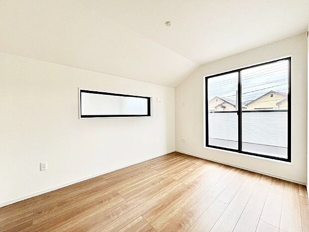 ◆2号棟◆〜Bed Room〜　大きい窓からの採光で朝もスッキリ目が覚めそうですね！穏やかな光が差し込む室内には、穏やかな時間が流れます。落ち着いた空間で自分の趣味を楽しむのはいかがですか。