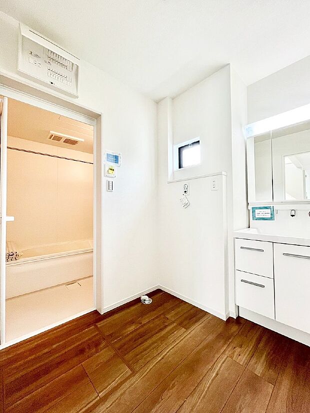 ◆2号棟◆〜Dressing Room〜　暗くなりがちな洗面所も窓があると採光と換気が可能なので気持ちよくお使い頂けます。三面鏡タイプの洗面台は鏡裏収納で散らかりがちな洗面所もスッキリ♪