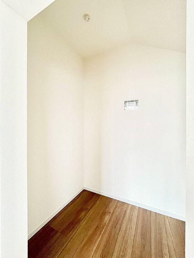 ◆2号棟◆〜Walk-in Closet〜　必要なものやコーディネートを一覧して確認でき、身支度や準備が短時間で済むウォークインクローゼットを設置しました。便利な収納スペースです。