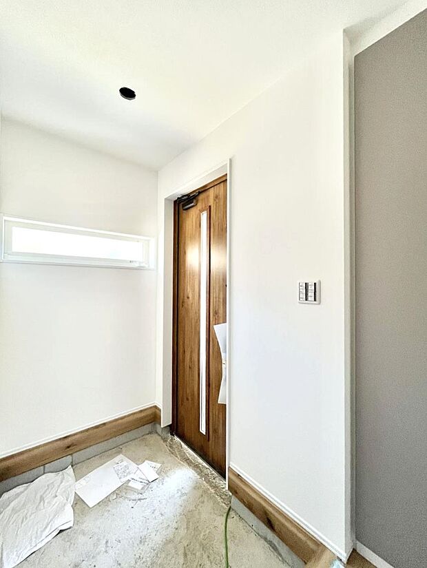 〜Entrance〜　玄関は家の顔といわれますが我が家のセンスをさりげなく感じさせる魅力ある玄関造りも楽しみの一つ。帰宅する度に家族がほっとできる心地よい空間造りも大切ですね♪