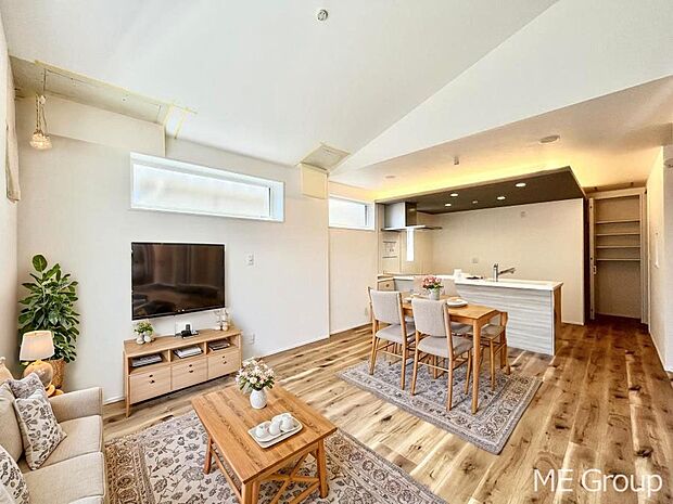 〜Living〜 家族の会話や笑顔が行き交うリビングです。子供が走ってる姿を見ながら、大きなソファやダイニングテーブルでゆったり食事をしたりくつろぎたい♪そんな夢が叶えられる空間です!※家具はCGです