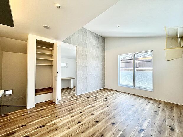 〜Living〜 飽きの来ないシンプルでおしゃれなLDK。大きな窓から日差しが差し込むので室内も明るく、家族の憩いの場としてピッタリです。開放感と日当たりの良さを是非ご覧ください!