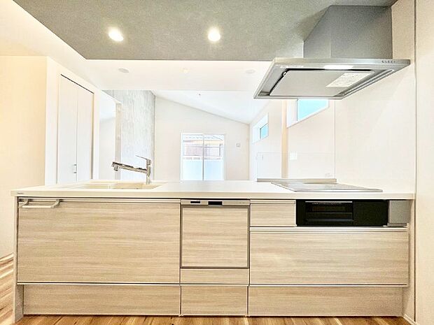 〜Kitchen〜　自然光が入る窓のあるキッチン☆毎日使う場所だからこそ、使い勝手を考慮しました。ゆったりとしたキッチンコーナーは質感豊かな仕上がりとなっております。