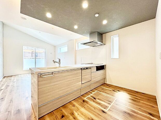 〜Kitchen〜 会話が弾むリビング、料理が愉しくなるキッチン。家は、ただ生活する場ではなく、暮らしを愉しく、快適にする場所。笑顔の毎日、安らぎの日々のために、最新の設備・仕様を採用。