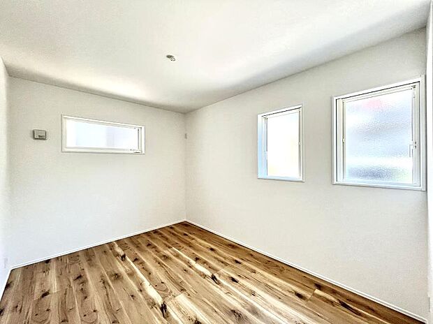 〜Bed Room〜 子供部屋はお子様にとって大変重な役割があります。子供一人で過ごす空間を与えることで、宿題や勉強時間も自然と増えまた自ら部屋の片付けや掃除なども促すことに繋がります。