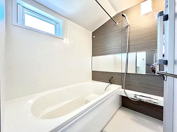 〜Bath Room〜 落ち着いた雰囲気の浴室で明日に向けてリフレッシュ。浴室乾燥機能も付いているので隣の洗濯機置き場で洗い上がった洗濯物を、雨の日も天気を気にせず乾燥させることも可能です。