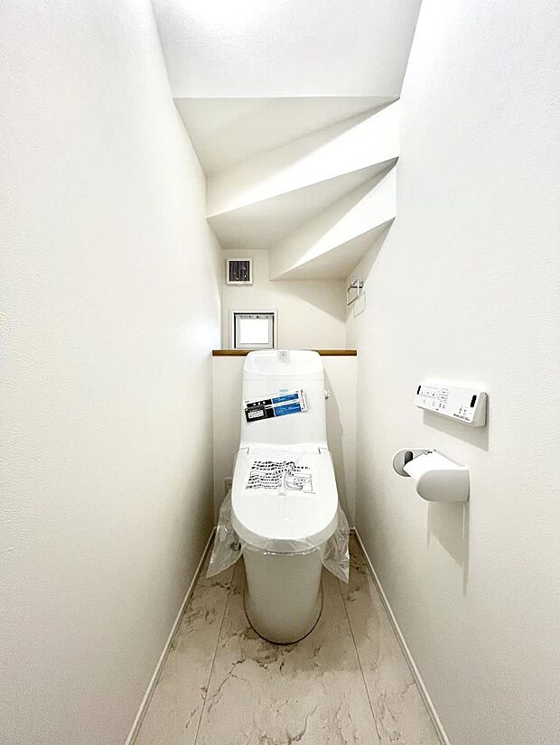 〜Toilet〜 綺麗・スッキリ・快適なウォシュレット付トイレでくつろげる空間です。1、2階共にトイレスペース!採光もあり明るく、快適空間となっております♪毎日使う場所だからこその配慮です!