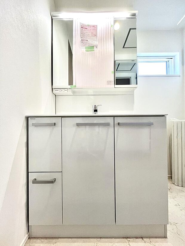 〜Dressing Room〜　十分な大きさの洗面台は収納もさる事ながら、身だしなみチェックや歯磨きなど、朝の慌ただしい時間でもホテルライクなスペースで余裕とゆとりを感じて頂けます。