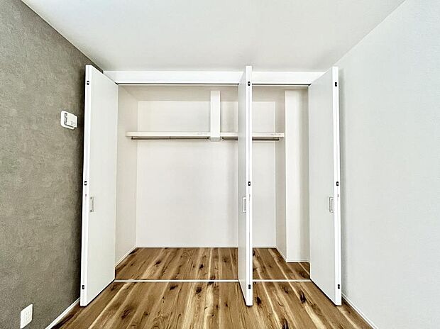 〜Closet〜　壁面クローゼットがあればタンスを置く必要がなく、出っ張りのないスッキリ空間を維持できます。限られたスペースを有効に活用できそう。季節の衣類や趣味の品などたっぷり収納出来ますね♪