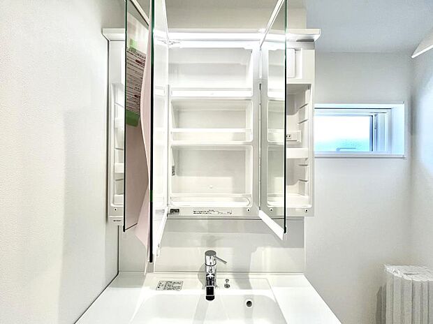 三面鏡の裏に、化粧品や衛生用品などを収納可能。洗面台をすっきりと保ちます！