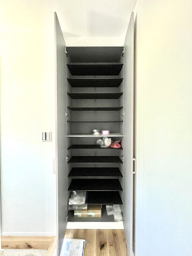 たっぷり収納できるシューズボックスで家族全員の靴も、玄関すっきり。  