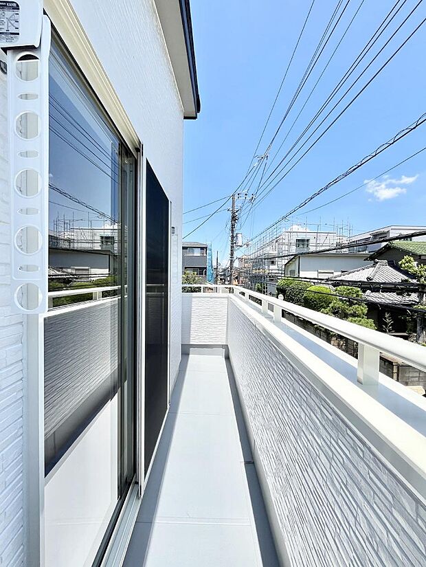 〜Balcony〜 大きな空に囲まれた気持ちのいい家。 バルコニーを覗くだけで圧倒的な開放感に包まれます。 バルコニーは陽がさしこみお布団や洗濯物を気持ちよく干すことができます。