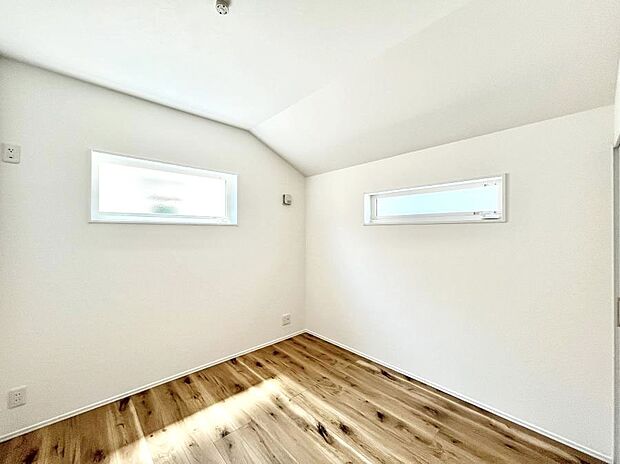 〜Bed Room〜　2面採光を確保した明るい室内は、風通しも良く、大変居心地の良い空間となっております。爽やかな風を感じて起きる朝は、快適生活の始まりに！日当たりや通風がとても良い住まい♪