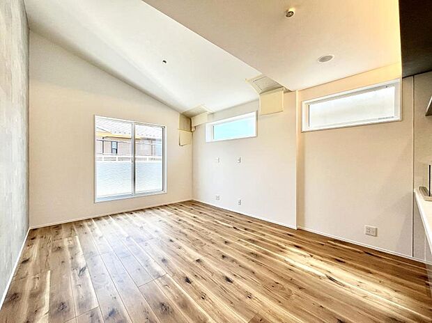 〜Living〜 日当たりのいい2階リビングはプライベート性も高く、落ち着いて暮らせます。ゆとりある暮らしと心地よい住環境が紡ぐ贅沢な時間をご家族みんなでお過ごし下さい。