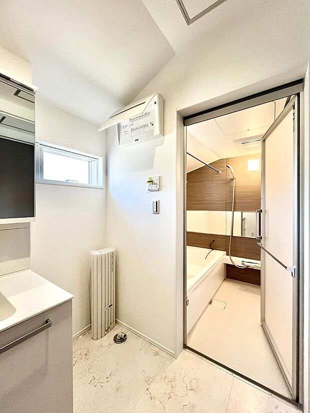 清潔感のある快適空間です。毎日の身支度も気持ち良くお使い頂けます。 