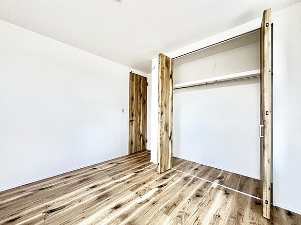〜Bed Room〜  全居室には収納クローゼットを完備！普段使いのお洋服や小物はもちろん、季節物のお洋服などもしっかりと整理整頓おしまい頂けます。  居室空間を広く使用できますね。