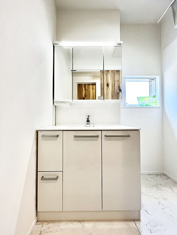 〜Dressing Room〜  清潔感溢れる色合いで統一されていると、スッキリと整った印象をうけます。  鏡の裏にはたっぷりと収納スペースを標準装備！  水廻りは、シンプルかつ機能性を重視して。
