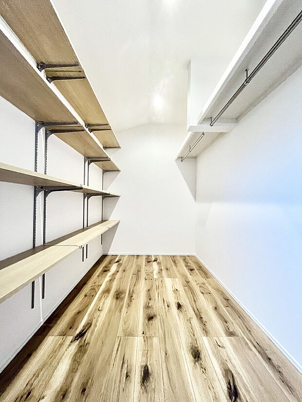 〜Walk-in Closet〜  たくさんの洋服をかけてもシワになりにくいウォークインクローゼット。  洋服以外にも、普段 使わない家電やスーツケース、ストック品など何でも片付く嬉しい空間です。