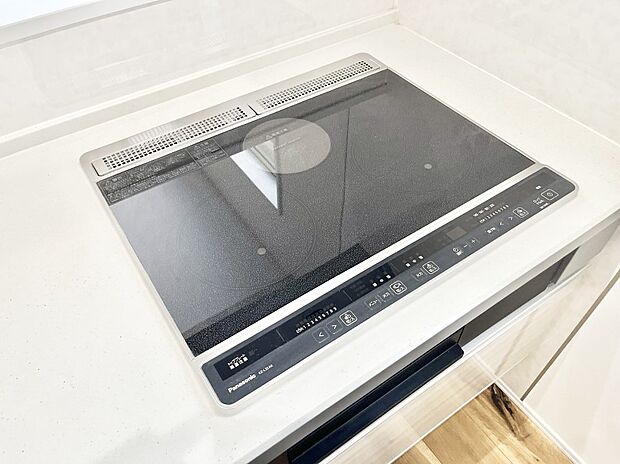 IHクッキングヒーターは天板の調理面がフラットなので調理後はサッと一拭きするだけ！