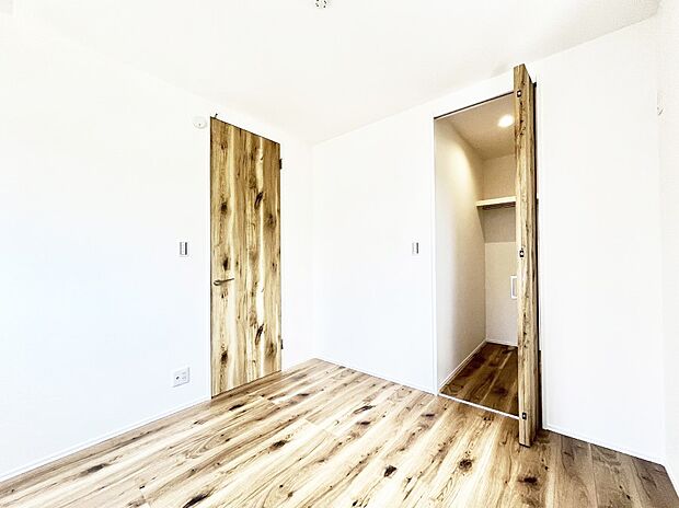 〜Bed Room〜　木の温もりがやさしいフローリングは安らぎをもたらすプライベート空間。明るめのフローリングですので、壁紙ともマッチし、お部屋を更に広く見せてくれる効果も。