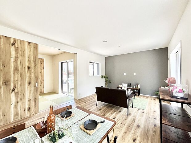 〜Living〜　ここにはみんなが集い、食事と楽しい会話が始まる。話に夢中になりすぎて、ついつい時を忘れ夜半過ぎになってしまう。そんな束の間の幸せを感じさせてくれる場所でありたい。