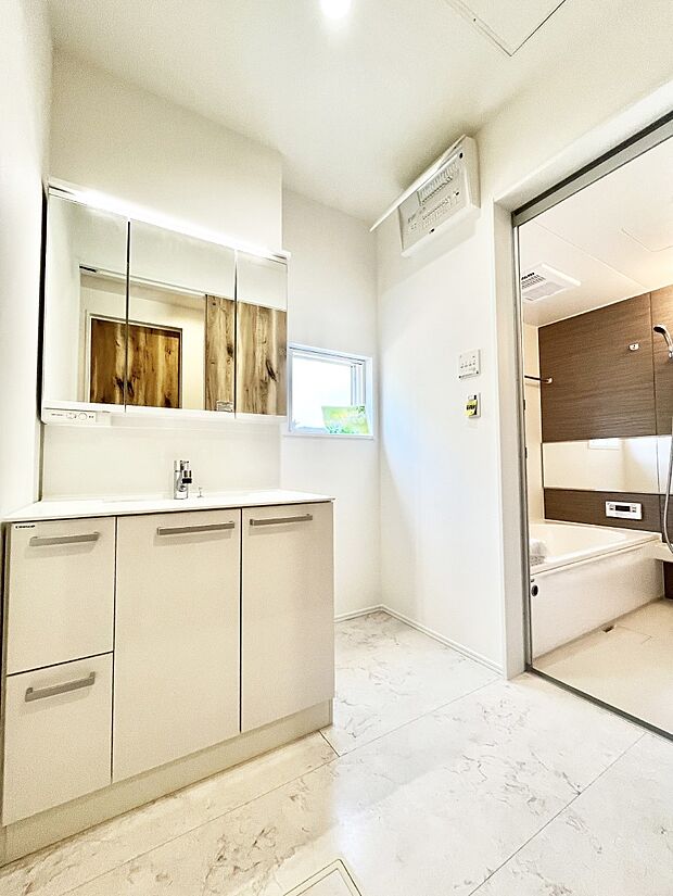 〜Dressing Room〜　暗くなりがちな洗面所も窓があると採光と換気が可能なので気持ちよくお使い頂けます。三面鏡タイプの洗面台は鏡裏収納で散らかりがちな洗面所もスッキリ♪