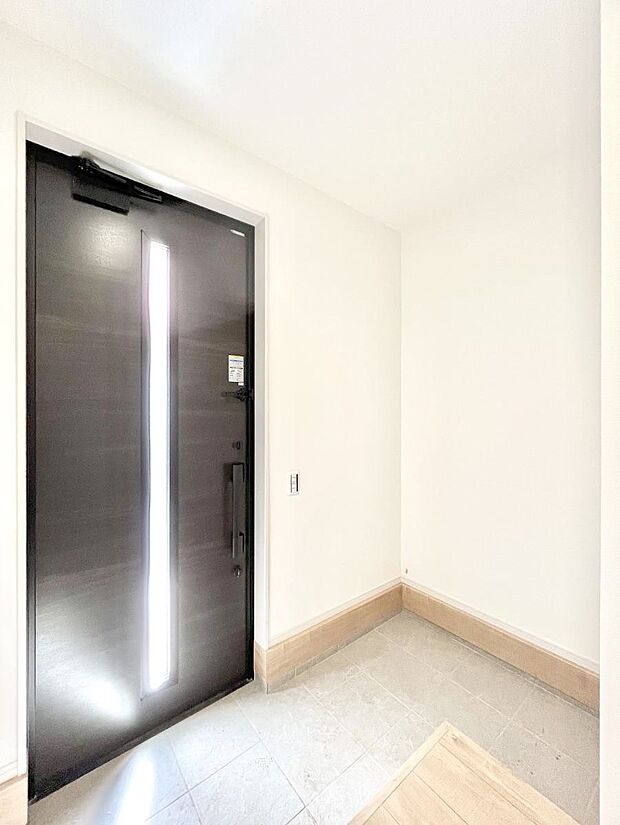 明るい玄関はお客様をお出迎えするのにぴったりです！ 