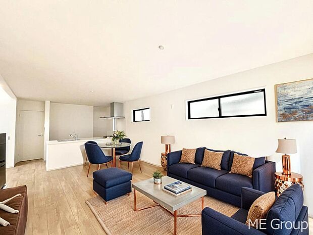 ご家族の賑やかな話し声で包まれる明るいリビング ※家具はCGです