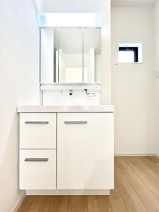 大きく見やすい三面鏡で清潔感ある洗面台は、身だしなみチェックや肌のお手入れにおすすめです。