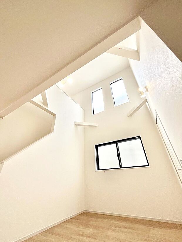 明るい日差しが差し込む吹き抜け設計