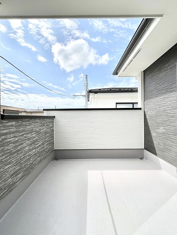 南向きのバルコニー!ご家族の洗濯物はもちろん、お布団もたっぷり干せます!