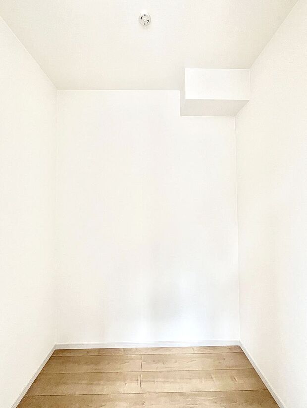 ウォークインクローゼット付きで生活空間を広く利用できます。